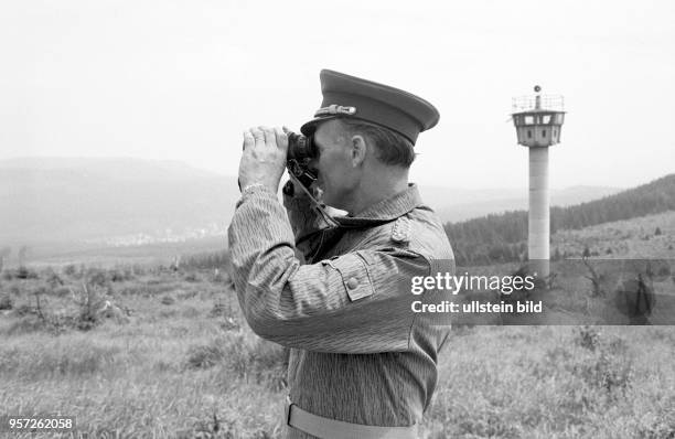 An der Staatsgrenze der DDR zur Bundesrepublik Deutschland im Harz bei Elend steht Generaloberst Koschke von den Grenztruppen der Nationalen...