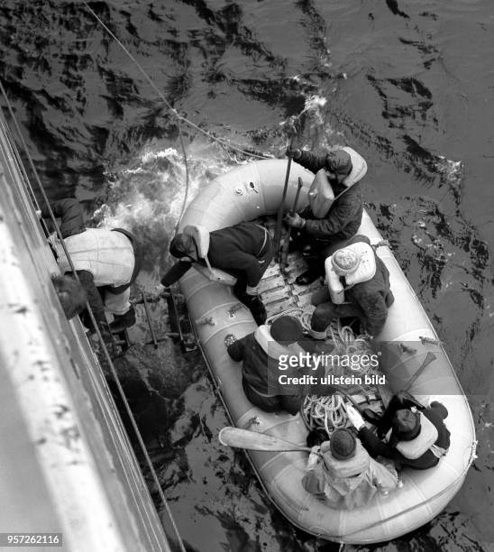 Rostock / Fischfang / Hochseefischerei / Januar 1968/ Nordwestatlantik / Mit dem Schlauchboot erfolgt der Krankentransport auf hoher See. Der Patient...