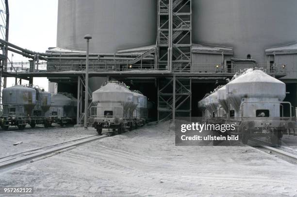 Kesselwagen stehen auf Gleisen im modernsten Zementwerk der DDR in Deuna, Landkreis Eichsfeld, undatiertes Foto von 1990. Das Werk ging 1975 in...