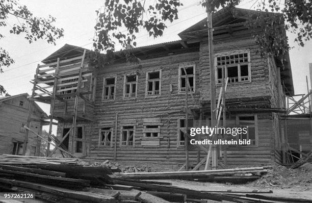 Ein altes Holzhaus in der Stadt Wologda, aufgenommen 1977. 500 km nordöstlich von Moskau gelegen gehört Wologda heute zum Föderationskreis...