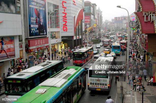 Blick von einer Fußgängerbrücke im Zentrum der Altstadt von Wuhan auf den lebhaften Straßenverkehr, aufgenommen am . Wuhan ist Hauptstadt der Provinz...