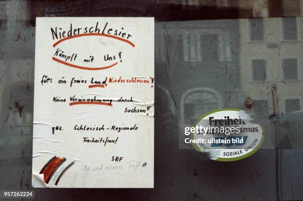 Ein Aufruf, gezeichnet mit "Schlesisch Regionale Freiheitsfront" klebt an einer Fensterscheibe in Görlitz, undatiertes Foto von 1990. Mit der Wende...