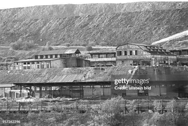 Die 1972 stillgelegte Karl-Liebknecht-Hütte in Eisleben , aufgenommen im Oktober 1981. Im Mansfelder Land wurde zu DDR-Zeiten trotz schwieriger...