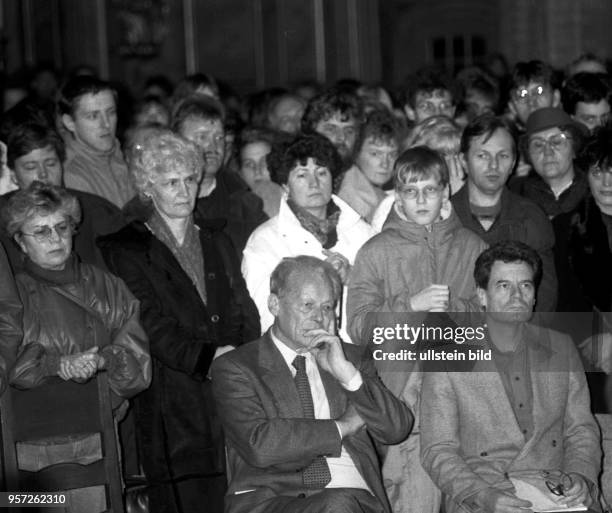 Rostock / Wendezeit / November 89 / Altbundeskanzler und SPD-Ehrenvorsitzender Willy Brandt in der Rostocker Marienkirche neben Pfarrer Joachim Gauck...