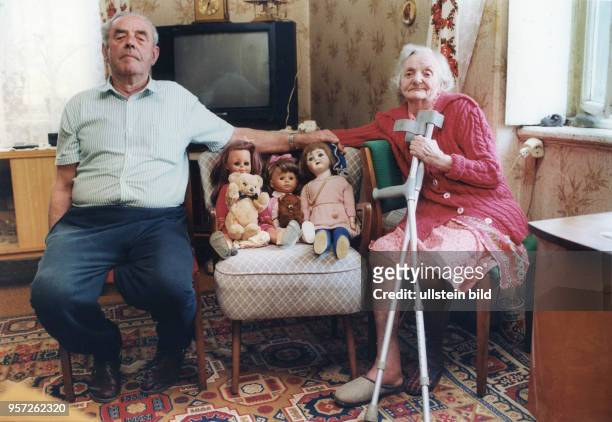 Ein Rentnerehepaar in Freital in ihrem Wohnzimmer ihrer Mietwohung, aufgenommen 1993. Mit der Wende veränderten sich für viele DDR-Bürger die Wohn-...