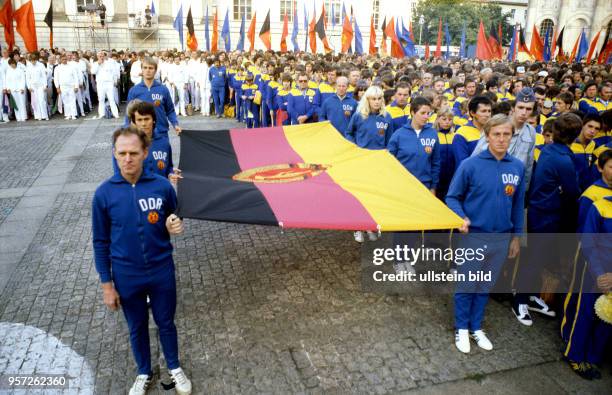 Zur Eröffnung der VII. Kinder- und Jugendspartakiade in Berlin im Sommer 1979 nehmen bekannte Leistungssportler - unter ihnen die Radsportlegende...