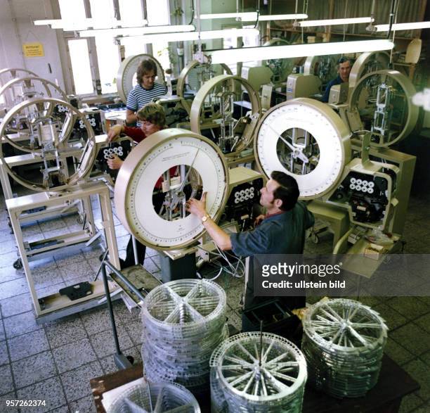 Im VEB Wägetechnik Rapido Radebeul werden Waagen und Bäckereianlagen gebaut, aufgenommen in den 1970er Jahren. Die Erzeugnisse des Betriebes, wie...