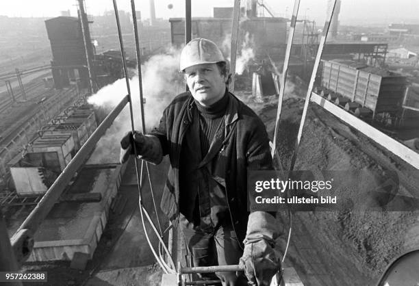 Ein Arbeiter steigt die Stufen eines Kranes zwecks Reparaturarbeiten empor, aufgenommen am in der zum Mansfeld Kombinat "Wilhelm Pieck" gehörenden...