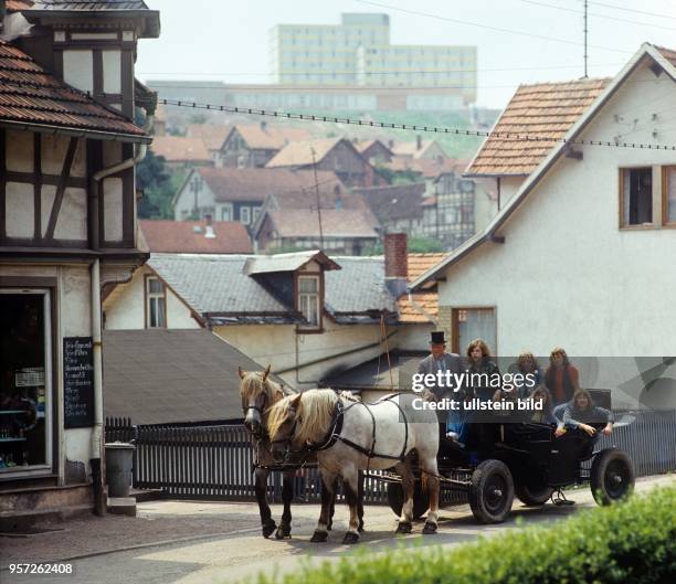 Die Mitglieder der Musikgruppe Karat posieren vor einer alten Kutsche im Kurort Finsterbergen , undatiertes Foto von 1976.