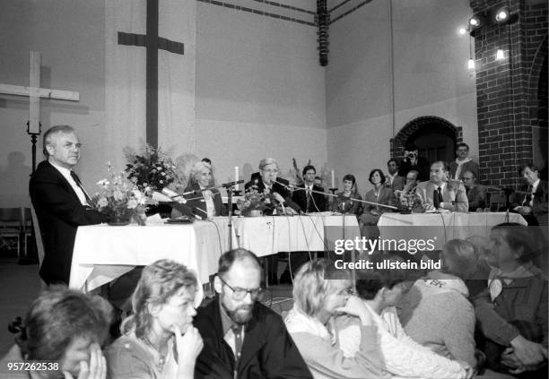 Altbundeskanzler Helmut Schmidt , FDP-Politikerin Hildegard Hamm-Brücher und Manfred Stolpe während einer Podiumsdiskussion in der...