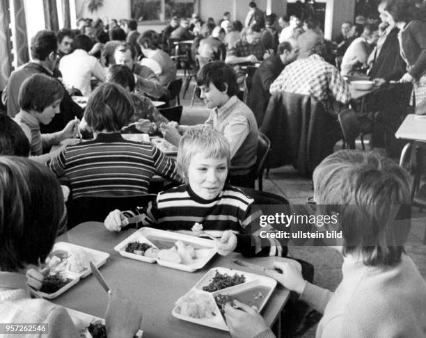 Schüler der 3. Und 9. POS aus Görlitz konnten im Betriebsrestaurant des VEB Waggonbau ihr Mittagessen einnehmen, aufgenommen 1973. Über 800...