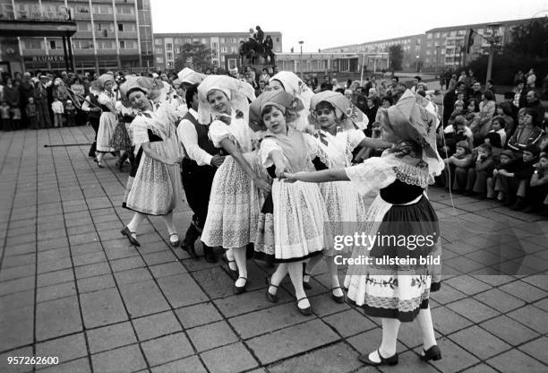 Die Frauen und Männer vom Tanzensemble "Freundschaft" der Deutschen Post treten am , dem Tag der Republik, im Neubaugebiet Leipziger Straße in...