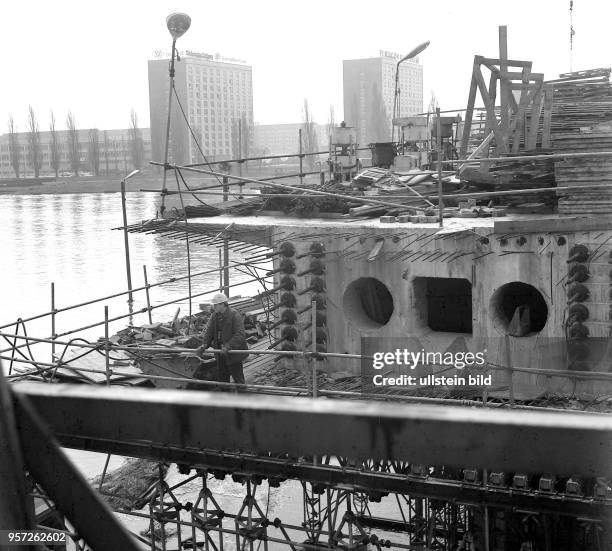 Sechs Jahre dauert die Bauzeit der Dr.-Rudolf-Friedrichs-Brücke über die Elbe in Dresden, aufgenommen in den 60er Jahren. Der Bau der neuen...