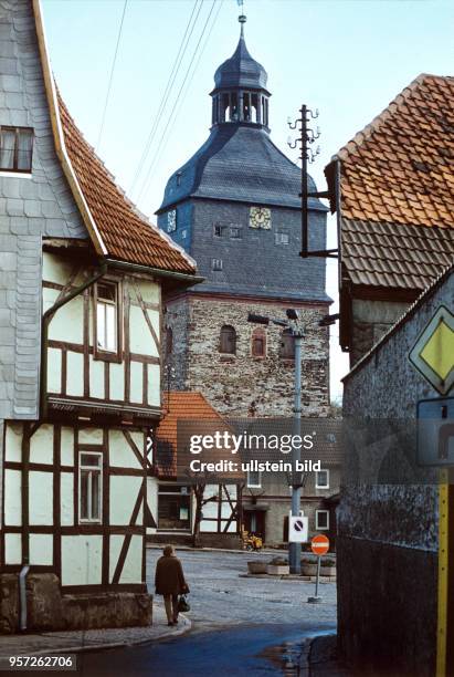 Enge Gassen und Fachwerk, im Hintergrund die St. Marienkirche, eine Ansicht von Harzgerode, aufgenommen im Januar 1986.