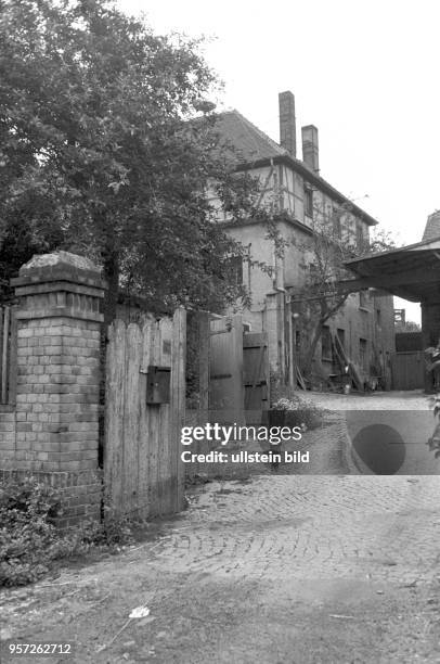 Verfallene Gebäude in Magdeborn bei Leipzig, undatiertes Foto vom MJulin 1978. Der Ort, in dem es einst ein Kino, ein Landwarenhaus, Fleischer,...