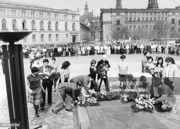 Im Mai 1985 legen Teilnehmer des III. Festivals des künstlerischen Volksschaffens sozialistischer Länder an der Ruine der zerstörten Frauenkirche in...