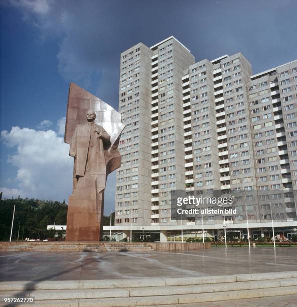 Der Leninplatz in Berlin-Friedrichshain mit dem von Nikolai Tomski entworfenen Lenin-Denkmal, undatiertes Foto aus dem Jahr 1974. In den 1970er...