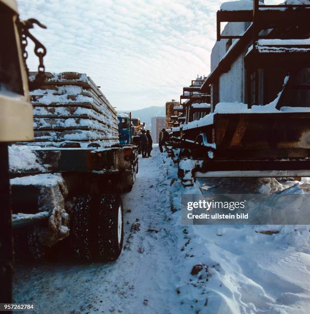 Auf dem tiefverschneiten Ziegenberg in Suhl gehen auch im Winter 1982 die Arbeiten zur Errichtung der neuen Plattensiedlung weiter, undatiertes Foto...