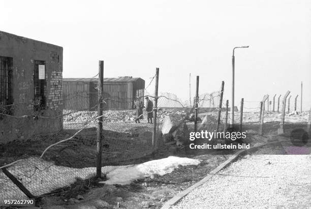 Hinter Stacheldraht und Drahtzaun liegen Gebäude des sowjetischen Militärgeheimdienstes auf dem Brocken, aufgenommen im März 1990. Auch das...