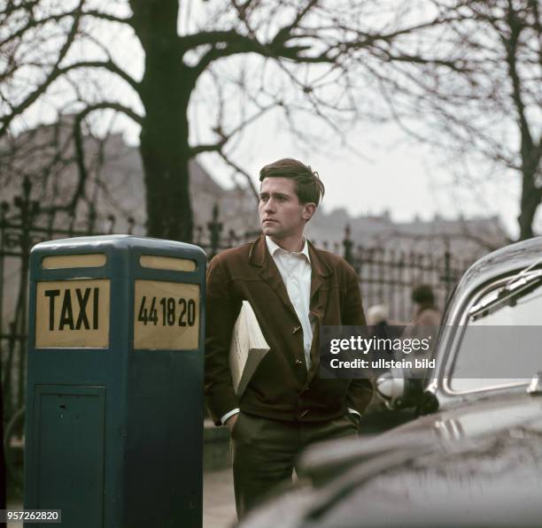 Der 1940 in Meiningen geborene Schauspieler Klaus Peter Thiele, aufgenommen 1963 in Berlin . Seinen ersten Erfolg auf der Leinwand errang Thiele mit...