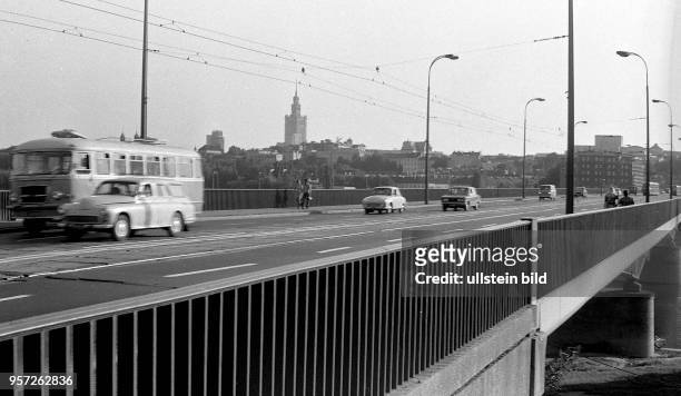 Autos und Busse fahren auf der Weichselbrücke in Warschau, aufgenommen 1975 in Polen.