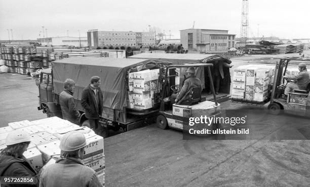 Archiv / Rostock - Überseehafen / 1980iger Jahre / Umschlag von Südfrüchten im Rostock Überseehafen / Das Kühlschiff "Gerhard Hauptmann" hat eine...