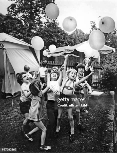 Kinder feiern ausgelassen mit Luftballons in einem Garten in Dresden einen Kinder-Geburtstag, aufgenommen am . Foto. Ulrich Hässler