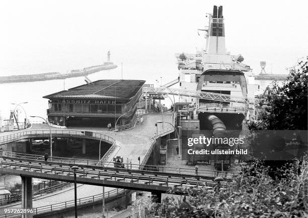 Der Fährhafen Saßnitz auf der Halbinsel Jasmund im Nordosten der Insel Rügen, aufgenommen 1984. Von Saßnitz besteht die kürzeste Seeverbindung nach...