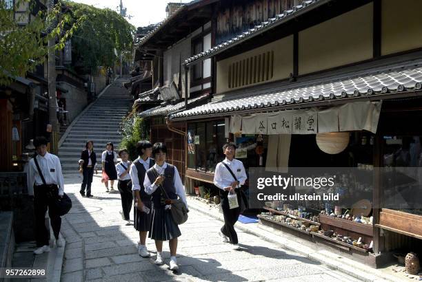 Die alte Kaiserstadt Kyoto mit ihren Gassen, modernen Bauten und kunstvollen Garten- und Parkanlagen wurde bereits 794 gegründet, aufgenommen im...