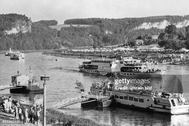 Flottenparade der Weißen Flotte Dresden auf der Elbe bei Rathen, aufgenommen im Sommer 1986. Die Ausflugsschiffe und Raddampfer verkehren durch die...