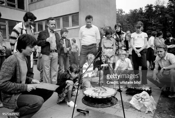 Die Schüler einer Klasse an der 59. Polytechnischen Oberschule "Max Zimmering" in Dresden Weißer Hirsch unternehmen im Sommer 1984 eine Radtour -...