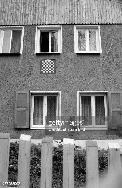 Ein Schachbrett als Wandschmuck an einer Fassade - ein Detail aus dem Schachdorf Ströbeck - hier wird Schach an der Schule unterrichtet, aufgenommen...