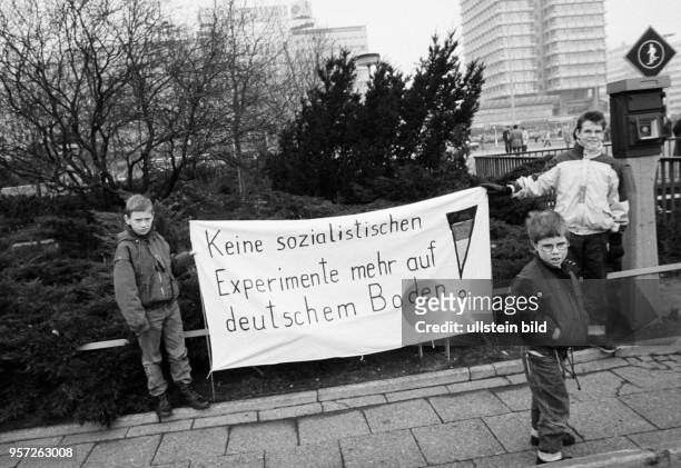 Am findet auf dem Alexanderplatz in Berlin-Mitte eine Großkundgebung der SPD der DDR statt, an der Zehntausende teilnehmen. Auch die Kleinen...