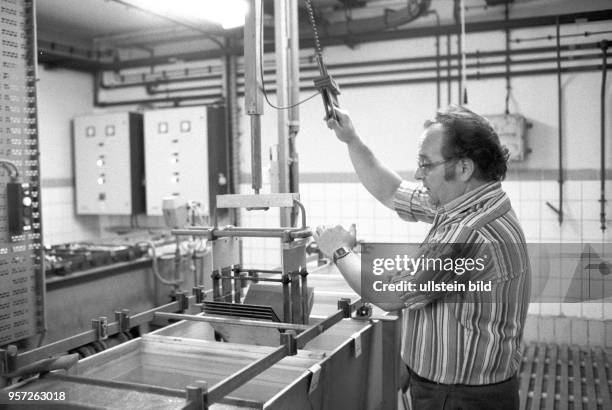 Ein Mitarbeiter ist in einem Produktionsabschnitt im Leiterkartenzentrum des zum Mansfeld Kombinat gehörenden Automatisierungsbetriebes tätig,...