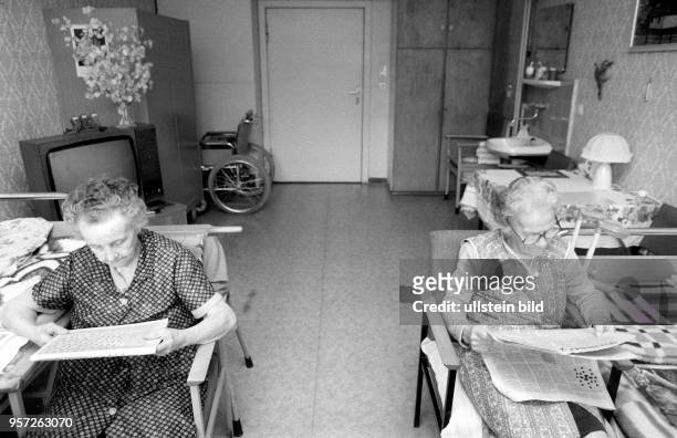 Zwei Seniorinnen lesen auf ihrem Zimmer Zeitung, aufgenommen am im Senioren- und Pflegeheim Grabensprung in Berlin-Biesdorf.