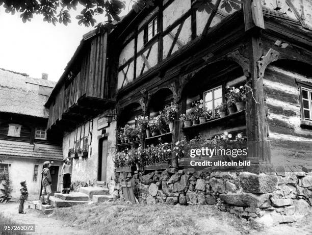 Das älteste erhaltene Umgebindehaus der Oberlausitz von 1660, der Reiterhof, steht in Neusalza-Spremberg. Die Aufnahme von 1977 zeigt das Haus mit...