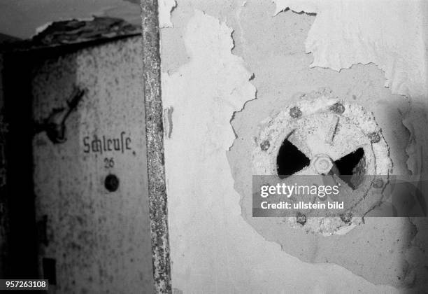 Medienvertreter filmen und fotografieren am einmalig einige unterirdische Räume der früheren Neuen Reichskanzlei an der Wilhelmstraße in Berlin,...