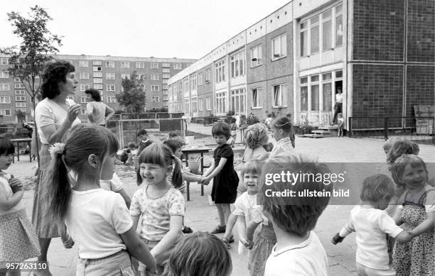 Kinder eines Kindergartens beim gemeinsamen Spielen, aufgenommen im August 1984 in Saßnitz auf der Halbinsel Jasmund im Nordosten der Insel Rügen....