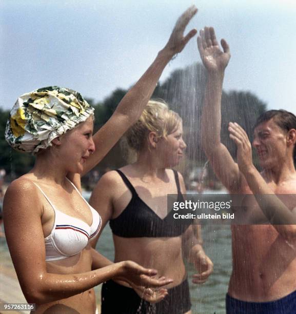 Jugendliche vergnügen sich am 28.7.1971 unter einer Dusche im Georg-Arnhold-Bad in Dresden.