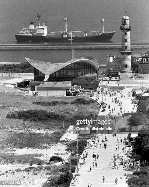 Wahrzeichen en gros: Mole und Leuchtturm, Promenade und "Teepott", Sandstrand und einlaufende Schiffe - ein Bummel durch das Küstenstädtchen ist für...