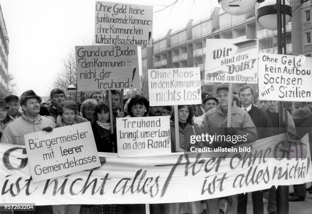 Im Februar 1991, vier Monate nach der Deutschen Wiedervereinigung, demonstrieren Bürgermeister aus Sachsen vor dem damaligen Landtagssitz, der...