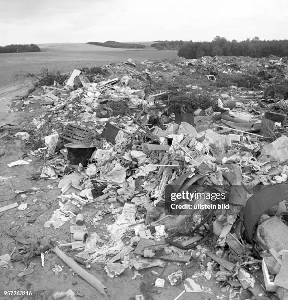 Müll und Abfall liegen in der Landschaft auf der Insel Rügen, undatiertes Foto von 1977.Vielerorts existirten in der DDR derartige wilde Müllkippen.