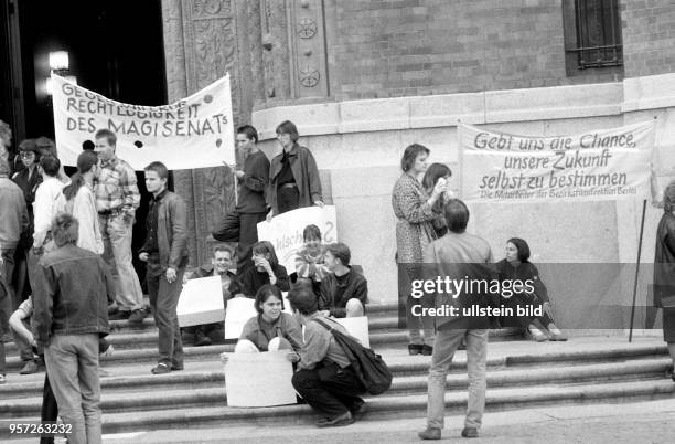 Im Mai 1990 protestieren Menschen vor dem Roten Rathaus in Berlin gegen Kulturabbau in der Stadt.