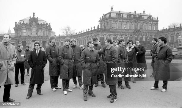 Am 6.3.1985 besuchen die Fußballspieler vom SK Rapid Wien bei einem Stadtrundgang in Dresden den Zwinger. Die Spieler waren zum UEFA-Pokal-Spiel...