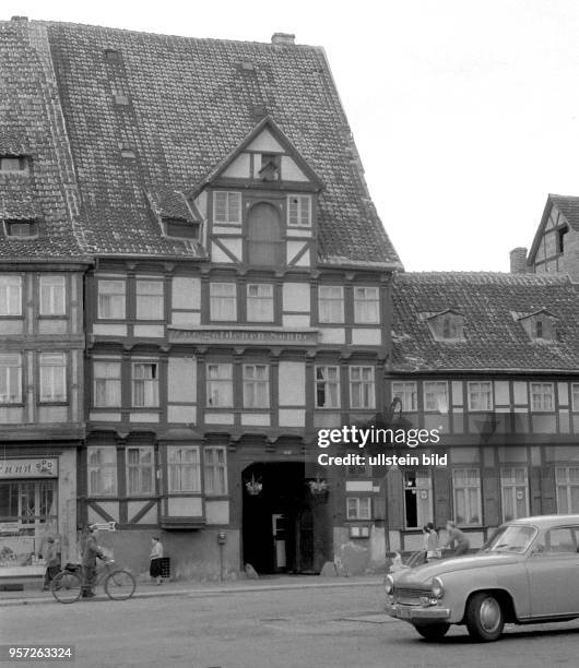 Blick um 1960 auf das in der Neustadt gelegene Hotel "Zur goldenen Sonne" in Quedlinburg. Der historische Fachwerkbau ist über 330 Jahre alt. Die...