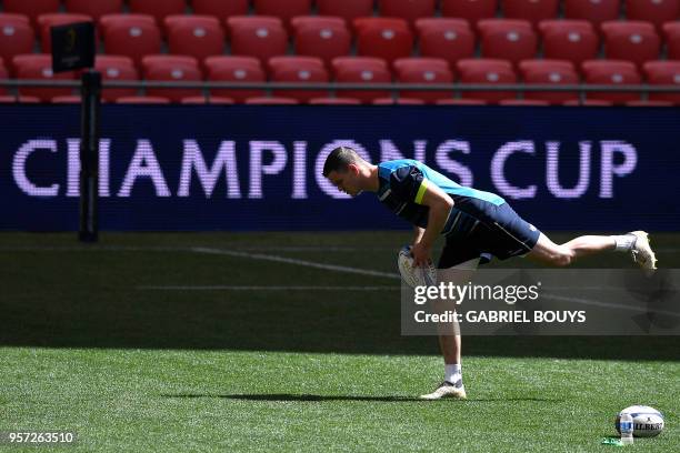 Leinster's Irish fly-half Johnny Sexton attends the captain's run at the San Mames stadium in Bilbao on May 11, 2018 on the eve of the European...