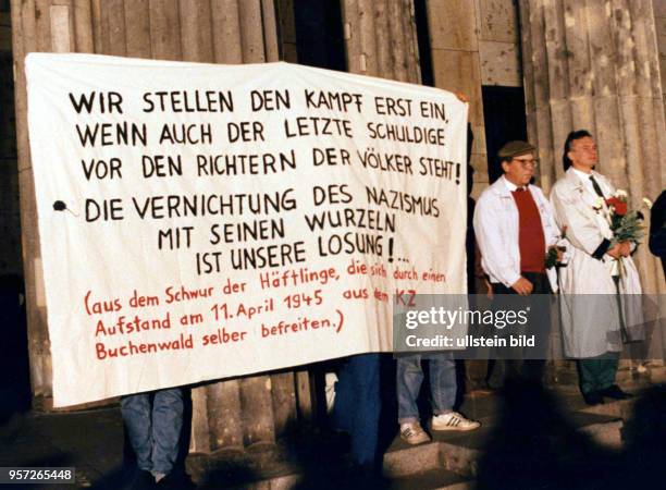 Ein großes Transparent mit einem Schriftzug zum Gedenken der Opfer des Nationalsozialismus wird am 3.Oktober 1990 an der Neuen Wache - zu DDR-Zeiten...