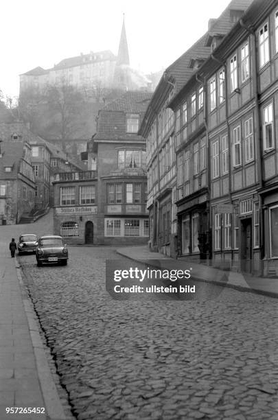 Blick auf das auf dem Kalkberg Blankenstein gelegene Große Schloss Blankenburg, aufgenommen um 1960. Bevor man sich an den Aufstieg macht, kann man...