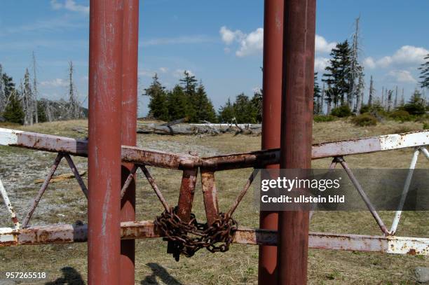 Noch stehen die Grenzwarnschilder und Grenzsperren am tschechisch-polnischen Freundschaftsweg im Riesengebirge, wie hier auf polnischer Seite,...