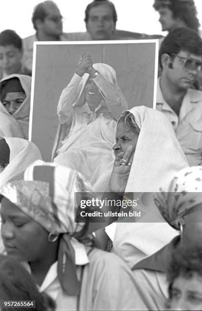 Frauen mit dem Bildnis des libyschen Revolutionsführers Gaddafi unter den Zuschauern bei einer Militärparade in Bengasi im September 1979 anlässlich...